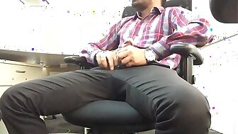 Indian guy mastrubating flashing big dick in office.MOV